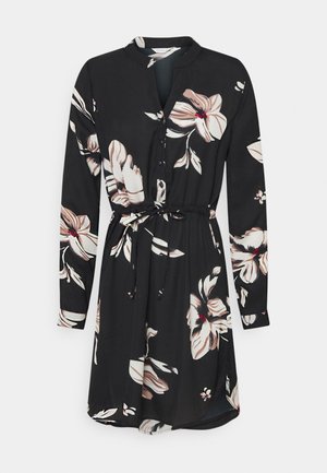 Vestido negro con estampado floral que presenta mangas largas, cuello con solapa, cierre de botones, cintura con cordón ajustable y sutiles detalles en rojo.