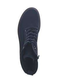 Stivaletto alla caviglia in suede blu navy con lacci neri, zip laterale e fodera in pile, mostrato in vista dall'alto su sfondo bianco.