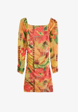 Rövid ujjú, ráncolt ruha áttetsző sárga anyagból, amelyet merész virág- és gyümölcsnyomat díszít piros, zöld és narancssárga színekben. Négyzet alakú dekoltázs.