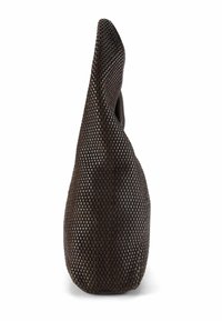 Borsa a tracolla in pelle intrecciata marrone scuro, in posizione verticale con una forma morbida e arrotondata e un manico superiore singolo, su sfondo bianco.