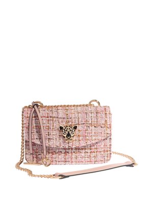 Petit sac bandoulière en tweed rose avec bandoulière chaîne dorée et un emblème visage de léopard doré sur le rabat avant.