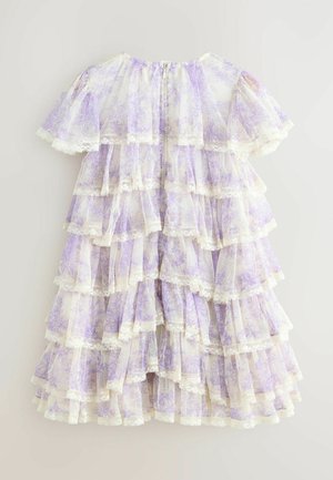 Vijoličasta obleka s cvetličnim vzorcem, z večplastnimi volani, čipkastim robom in kratkimi rokavi; ima zadnji zadrgo in prozoren material.