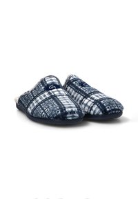Zapatillas de tela suave a cuadros en azul marino y blanco, con forro de piel sintética y suela acolchada, que presentan un logo elevado en la parte superior.