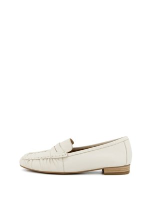 Mocassino in pelle color avorio con cuciture in stile mocassino e un tacco basso in legno, mostrato dalla parte esterna.