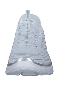 Baskets de sport blanches avec une tige en maille texturée, des accents argentés sur la semelle, et un design à lacets. Nom de la marque "SKECHERS" visible.