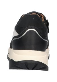 Zwarte sneaker met een bovenwerk van mesh en synthetisch materiaal, voorzien van een witte accentstreep, een gestructureerde achterkant en een zwarte rubberen zool met een profiel.