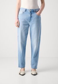 Hellblaue Denim-Jeans mit einem lockeren Schnitt, fünf Taschen und einer vorderen Knopfverschluss. Leicht verwaschen mit geraden Beinen und dezenten Nähten.