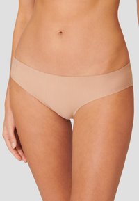 Nahtloser Damen-Slip aus hellbeigem Stoff mit glatter, dehnbarer Textur und niedrigem Schnitt. Keine sichtbaren Nähte oder Verzierungen.