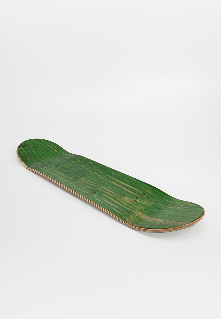 Plateau de skateboard en bois vert reposant à plat sur une surface blanche, montrant une texture lisse et des extrémités courbées sans roues ni grip tape.