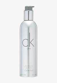 Calvin Klein CK One hudfuktighetskräm i en silvermetallisk pumpflaska, med en minimalistisk design och präglad logotyp. 250 ml kapacitet.