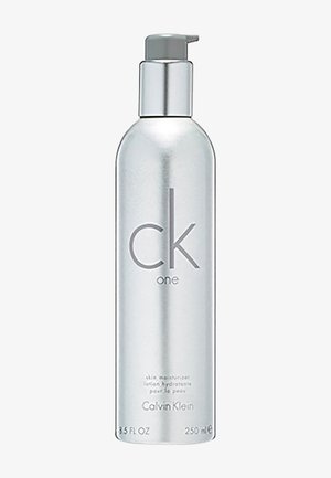 Hydratant pour la peau CK One de Calvin Klein dans un flacon pompe métallique argenté, avec un design minimaliste et un logo en relief. Capacité de 250 ml.