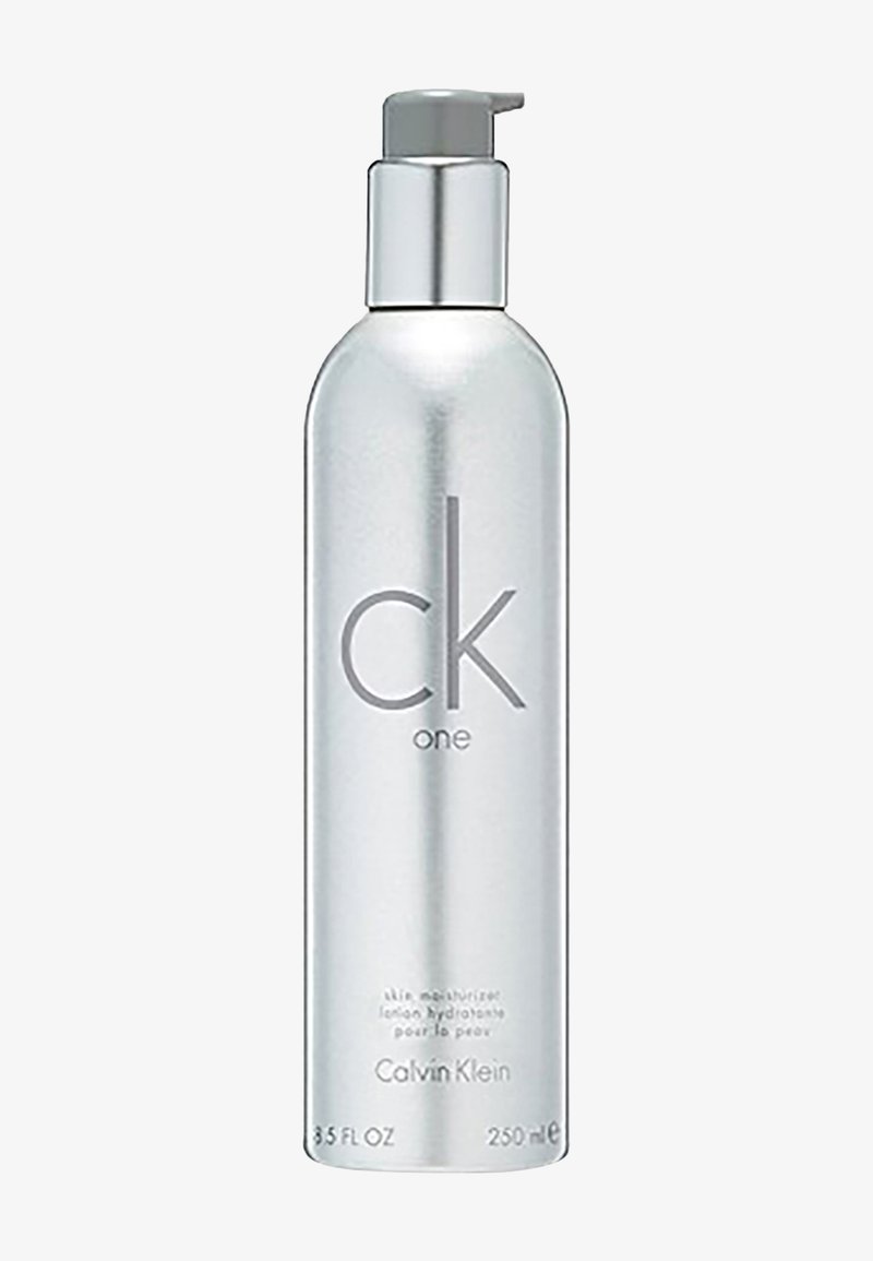 Calvin Klein CK One hudkrem i en sølv metallpumpeflaske, med et minimalistisk design og preget logo. 250 ml kapasitet.