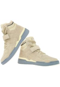 Hoog-top sneakers van beige suede met een gestructureerde afwerking, met een grijze rubberen zool en een klittenband voor extra ondersteuning.