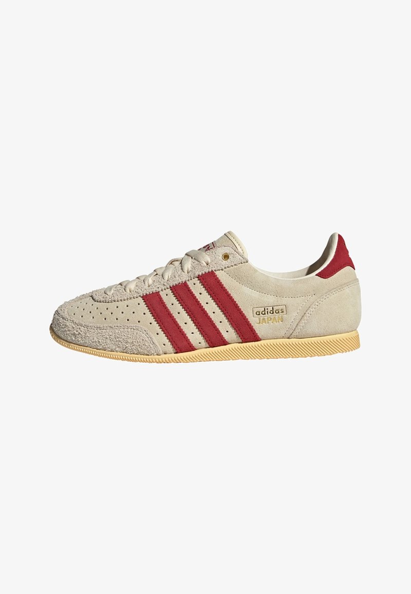 Baskets Adidas Japan en daim beige avec des bandes rouges, bout perforé, fermeture à lacets et semelle beige, vues de côté.