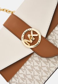 MICHAEL Michael Kors GREENWICH - Rankinė per petį - vanilla/acorn