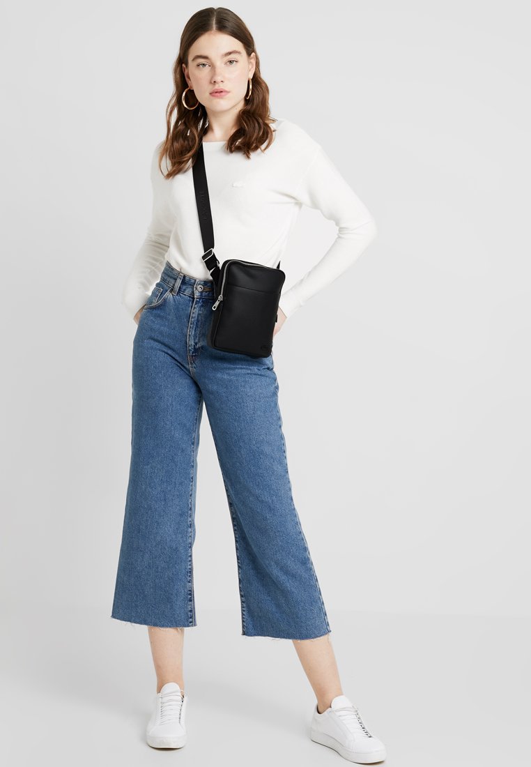 Lacoste FLAT CROSSOVER BAG - Across body bag - black - Zalando