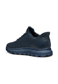 Sneaker sportivo blu navy con tomaia in maglia testurizzata, suola in gomma con design a onde e colletto imbottito per comfort e supporto.