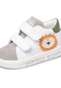 Weiße und graue Kindersneaker mit zwei Klettverschlüssen, grünem Kragen, einem Löwenkopf-Graphic an der Seite und "Jungle King"-Text am Rand der Sohle.