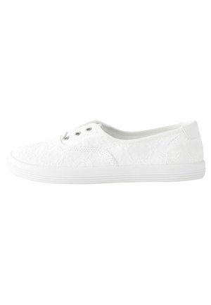 Hvid lav sneakers med snørelignende tekstur, tre metaløjer og en flad gummisål, vist fra siden.