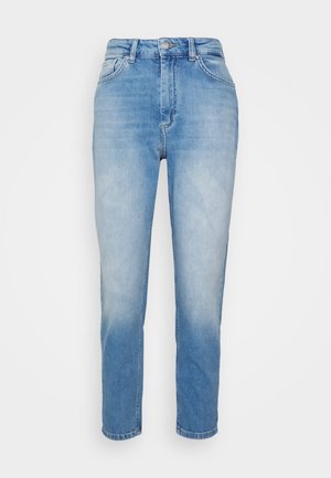 Jeans de ganga azul claro com cintura alta, perna reta, cinco bolsos e efeitos de desbotamento subtil. Acabados com um fecho de botão metálico.