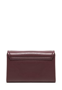 Clutch in pelle bordeaux con una superficie liscia, forma rettangolare e patta ripiegabile. Presenta cuciture sottili lungo i bordi.