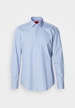 Camicia a maniche lunghe azzurro chiaro in cotone. Presenta un colletto con bottoni, bottoni frontali e un orlo dritto. Etichetta HUGO all'interno del colletto.