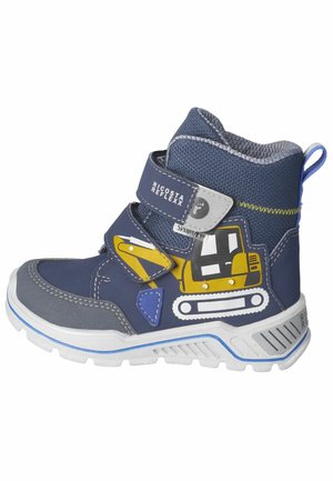 Zapatilla alta azul con diseño de vehículo de construcción amarillo, punta de goma gris, cinta de velcro y parte superior de tela texturizada para transpirabilidad.