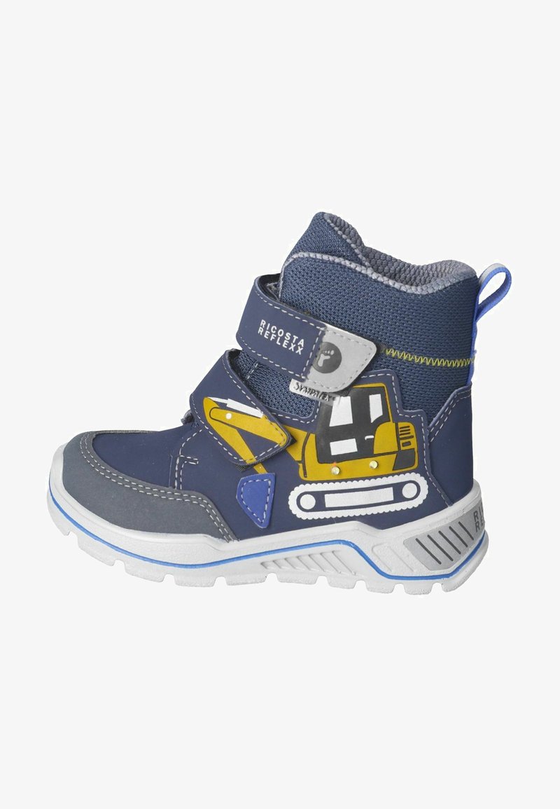 Zapatilla alta azul con diseño de vehículo de construcción amarillo, punta de goma gris, cinta de velcro y parte superior de tela texturizada para transpirabilidad.