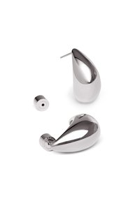 Boucles d'oreilles en argent poli avec une forme en goutte d'eau et une texture lisse. Comprend un petit support circulaire pour un attachement sécurisé.