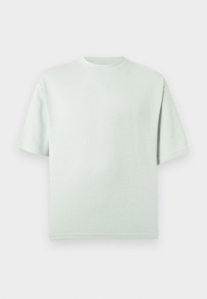 Světlé mátově zelené tričko s krátkým rukávem a kulatým výstřihem. Měkká, hladká textura a volný střih, bez viditelných vzorů nebo kovových doplňků.