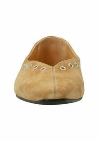 Tansuede instappers met een ronde neus, voorzien van metalen oogjes aan de voorkant. Glad oppervlak en platte zool.