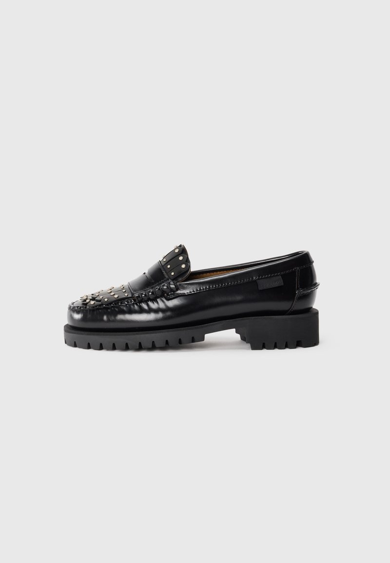 Schwarze Lederlatschen mit einer strukturierten Oberfläche und Nietenakzenten sowie einer robusten Gummisohle. Das Design ist im klassischen Slipper-Stil gehalten.