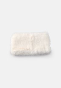 Bandeau en fausse fourrure blanche avec une texture douce et duveteuse ; forme rectangulaire aux bords légèrement arrondis ; construction sans coutures et couture minimale.