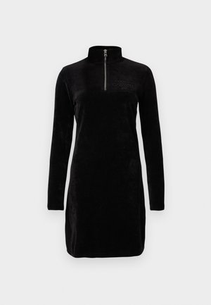 Sort velour kjole med høj krave, prydet med en kvart lynlås og lange ærmer. Subtilt tonalt logo broderet på brystet.