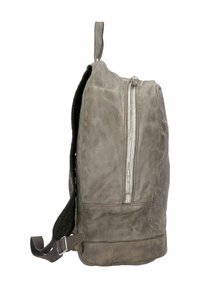 Mochila de cuero gris con un acabado texturizado, que cuenta con un cierre vertical, correas de hombro ajustables y un asa superior para llevar.