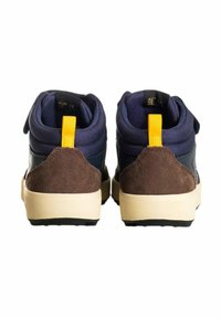 Sneaker alte in navy e marrone con tallone in suede strutturato, linguetta gialla e suola crema a contrasto. Cinturino in velcro per una vestibilità sicura.