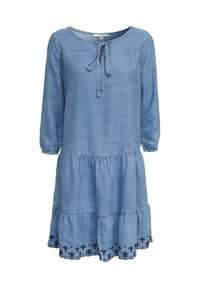 Robe en denim bleu à manches longues, col noué et ourlet à volants superposés. Présente un motif floral brodé le long du bord inférieur.