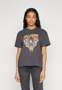 Σκούρο γκρι βαμβακερό μπλουζάκι με γραφιστικό σχέδιο που απεικονίζει έναν αετό και φλόγες. Έχει κοντά μανίκια και άνετη εφαρμογή.