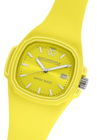 Orologio in silicone giallo brillante con cassa ottagonale, quadrante testurizzato, indici bianchi e etichetta Swiss Made; dispone di una finestra per la data e una corona argentata.