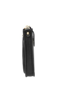 Cartera de cuero negro con acabado texturizado, diseño delgado, acentos en hardware dorado y cierre lateral con cremallera. Dimensiones no especificadas.