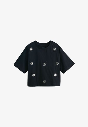 Schwarzes, kurzärmeliges, bauchfreies T-Shirt mit rundem Ausschnitt, verziert mit acht kleinen silbernen, paillettenbesetzten Blumenmustern auf der Vorderseite.