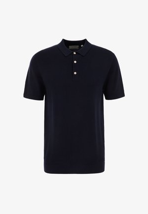 Tumedat sinise lühikeste varrukatega polo särk, mis on valmistatud pehmest kangast ja millel on klassikaline krae ning ees kolm nuppu.