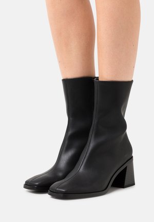 Monki, Bottines - black
