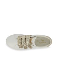 Sneaker bianco con tre fasce in glitter dorato, materiale liscio, punta arrotondata e soletta imbottita con logo dorato.