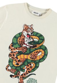 Beige kortærmet T-shirt med et farverigt grafisk motiv af en leopard og en grøn slange, der er flettet sammen, med teksten "FORZA DELLA NATURA" nederst.