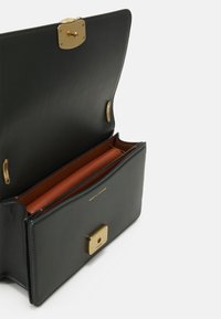 COACH LUXE REFINED BANDIT SHOULDER  - Taška s příčným popruhem - amazon green
