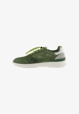 Zapatilla deportiva para hombre en verde y blanco con paneles de malla y gamuza, cordones con patrón y suela blanca texturizada vista de perfil.