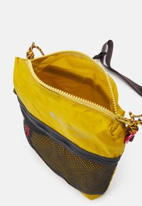 Klättermusen MULTISLOTS BAG UNISEX - Keresztpántos táska - gold-coloured
