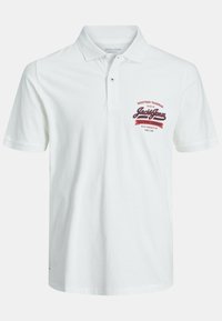 Weißes Poloshirt aus Baumwolle mit kurzen Ärmeln, versehen mit einem Front-Logo in Rot und Marineblau sowie einem klassischen Kragen mit zwei Knöpfen.