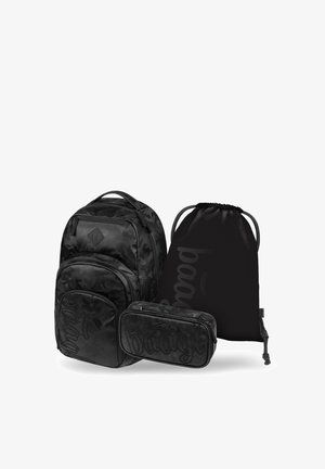 Sac à dos camouflage noir, sac à cordon assorti et trousse rectangulaire avec le nom de la marque en relief sur fond blanc.